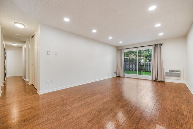 Building Photo - Sweet & Cozy 2 Bed 2 Bath condo available now! Lake Oswego - 1 Month Free