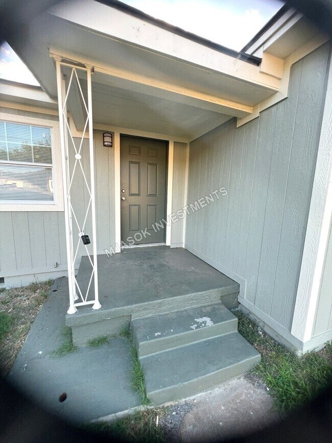 Building Photo - Fully Renovated 3 Bed Home | Stainless Appliances | Privacy Fence | Storage Shed | W/D Connections