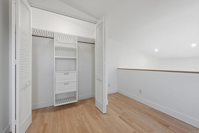 Building Photo - 1065 Buena Vista Way