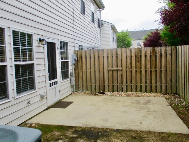 Building Photo - Three bedroom, 2 1/2 bath, 1776 sq. ft.tow...