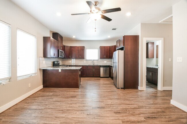 Building Photo - 3249 Dixie Dr