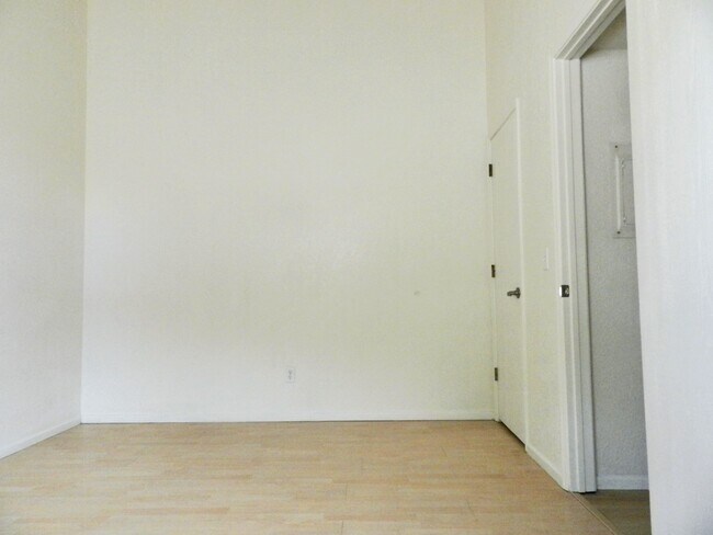 Building Photo - 2512 E Eastland St