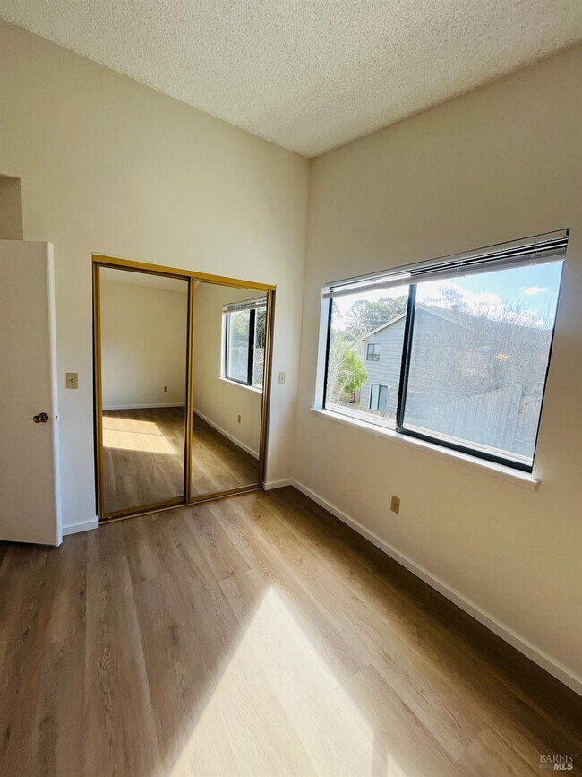 Building Photo - 111 Thresher Dr