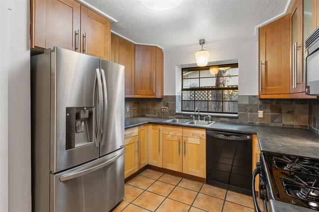 Building Photo - 6005 Sun Vista Dr