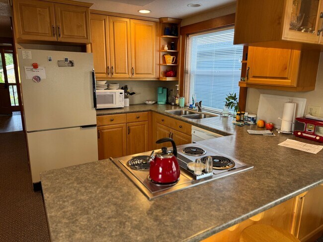 Building Photo - Beach House, Fully Furnished, Short Term J...