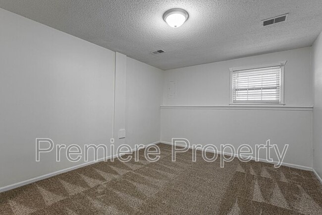 Building Photo - 5708 NW Raintree Ct