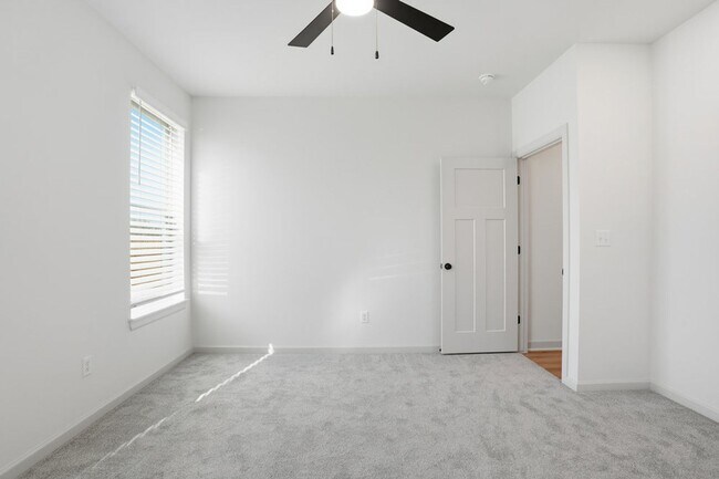 Building Photo - 3 Bed | 2 Bath Luxury Duplex