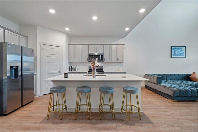 Building Photo - 13705 Mcarthur Dr