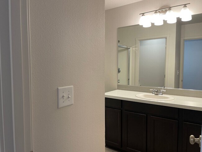 Building Photo - 3 Bedroom Townhome w/FULLY FENCED YARD & G...