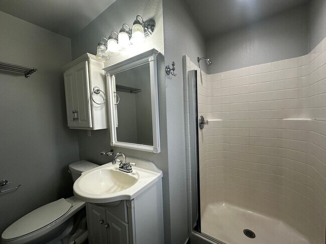 Building Photo - 4324 Hoyt Ave