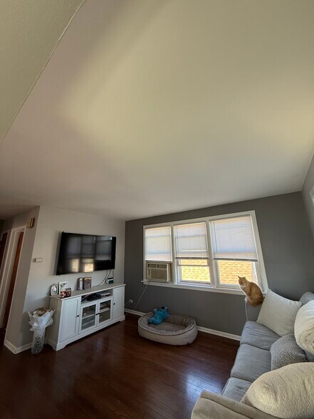 Primary Photo - 1325 Clarence Ave