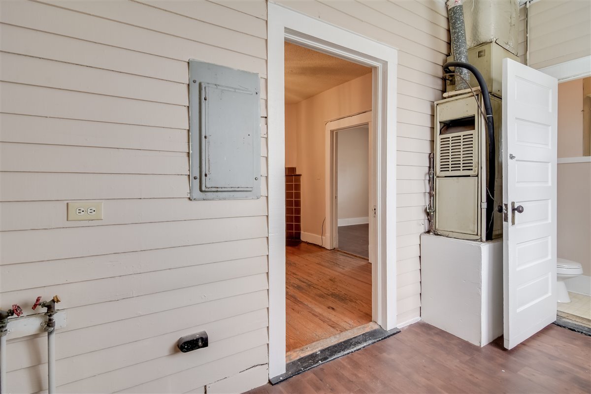 Mudroom, washer/dryer hookups - 1732 Telfair St