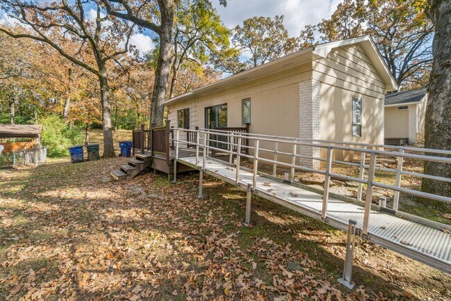 Building Photo - Gorgeous 5 bedroom, 2.5 bath House on a .88 Acre Lot in Fort Smith!