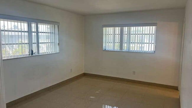 Building Photo - 15205 NE 6th Ave