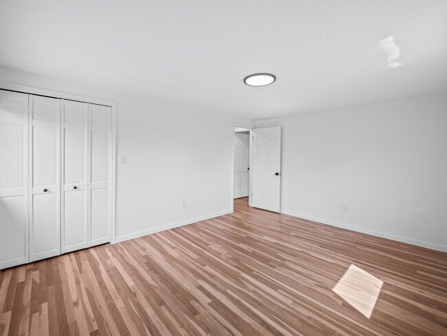 Building Photo - 315 E Hickory Grove Rd
