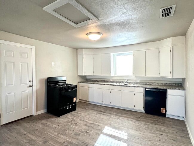 Building Photo - 1510 E 10th St