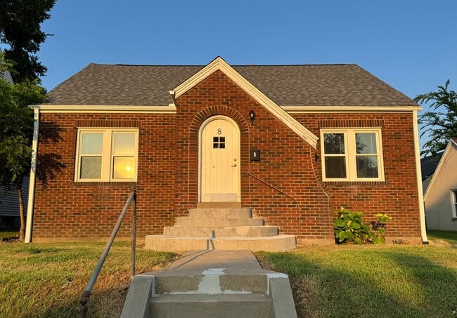 Primary Photo - Charming 3 Bedroom / 1 Bath House with Ori...