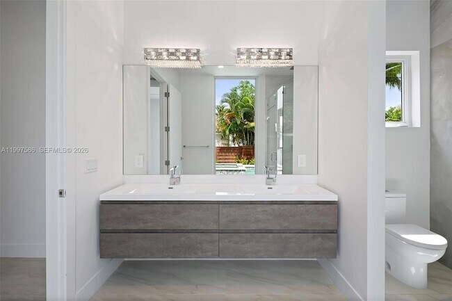 Building Photo - 1615 NE 3rd Ct