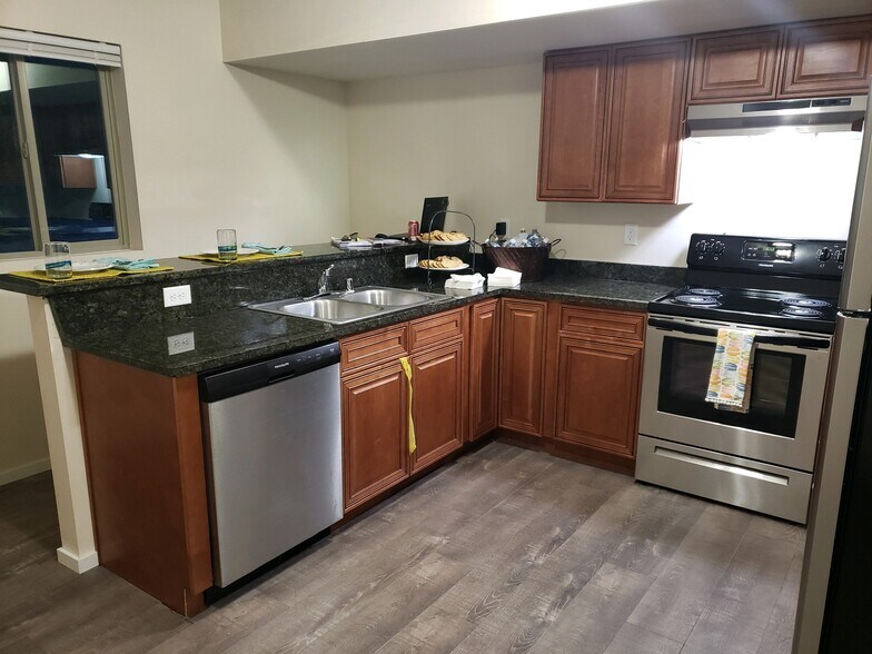 Kitchen with bar top seating - 304 S Skipworth Rd