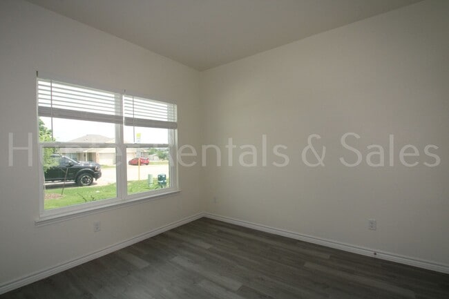 Building Photo - Modern New Construction Duplex