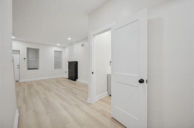 Building Photo - 1819 Judson St