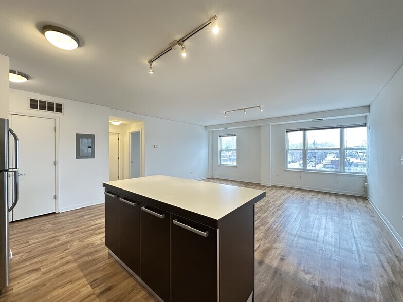 Building Photo - 1544 W Glenlake Ave