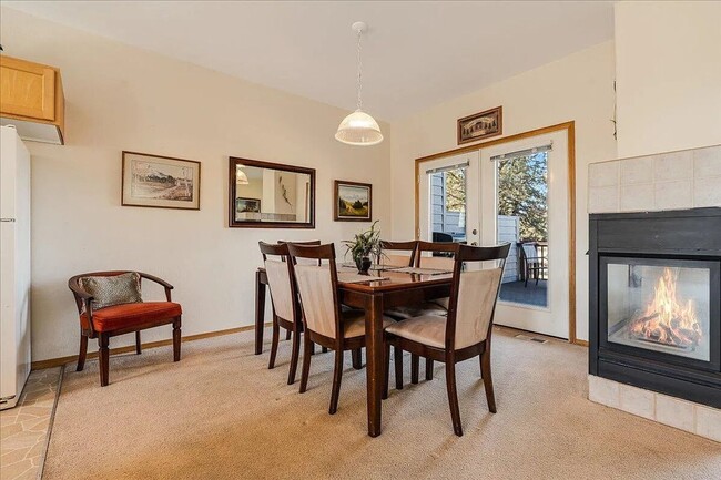 Building Photo - Want to live on a golf course with access to the pool with sports center privileges?