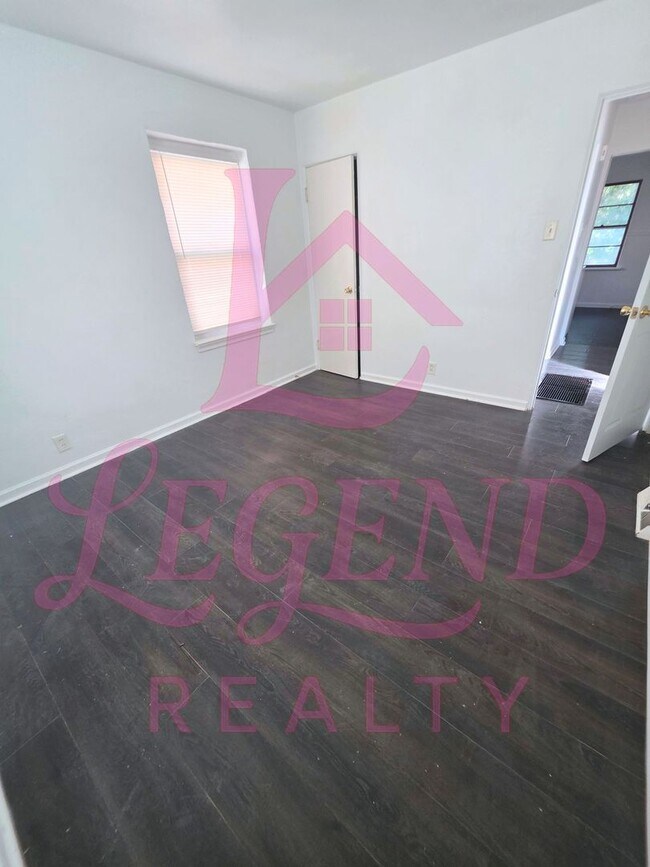 Building Photo - Cozy 2 Bedroom 1 Bathroom Home!