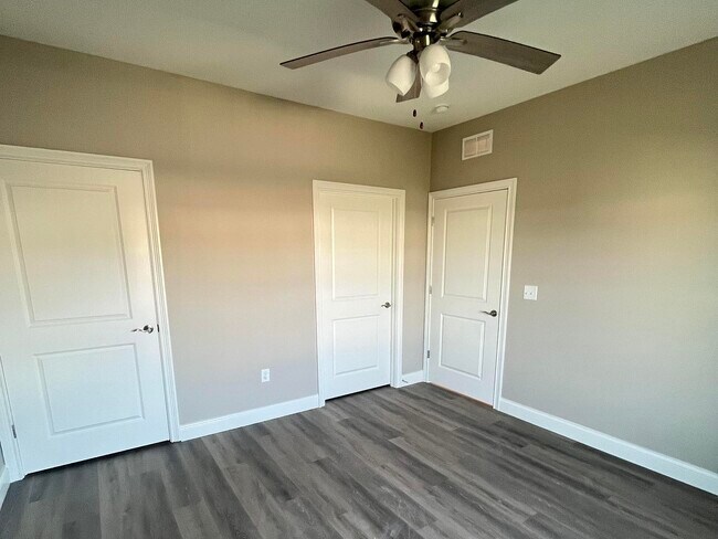 Building Photo - 367 Hillview Mls Blvd