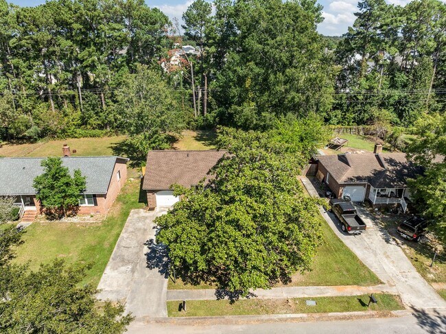 Building Photo - Charming Rental in Central Location