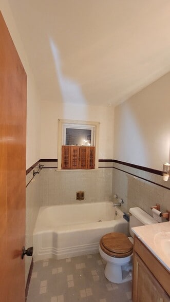 Building Photo - 805 E Boston Ave