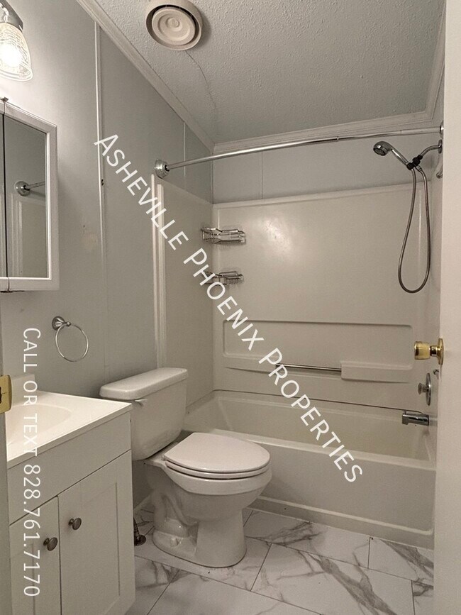 Building Photo - 3 Double Oaks Dr