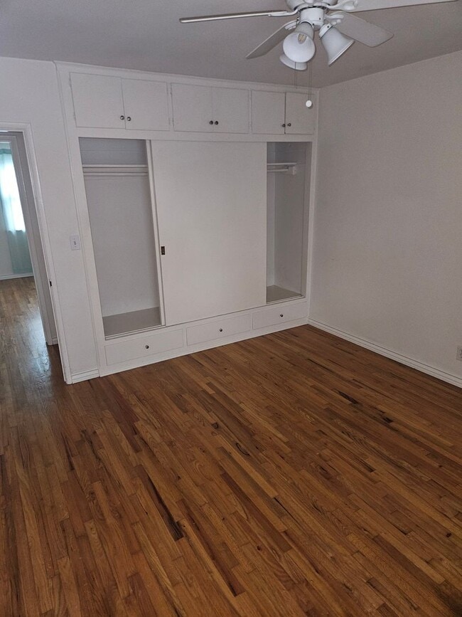 Building Photo - Flight Ave