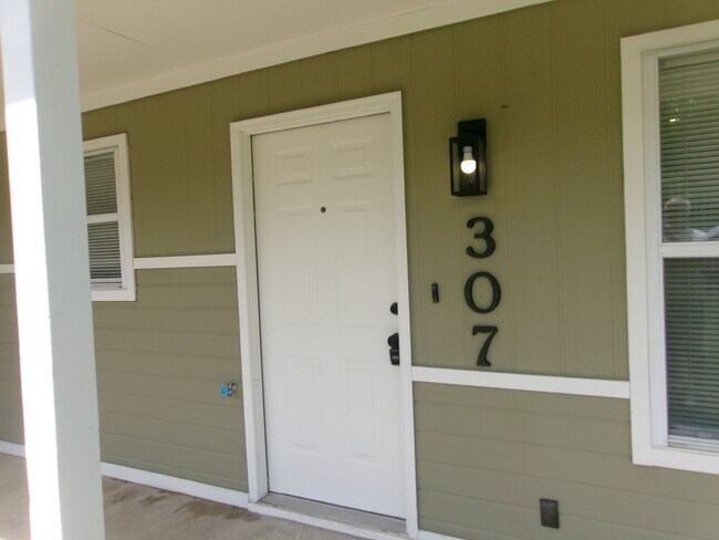 Building Photo - 307 Palomino Ln
