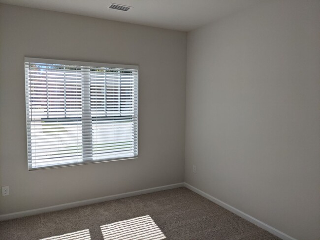 Building Photo - 3 BEDROOM TOWNHOME DOWNTOWN CONCORD-GREENW...