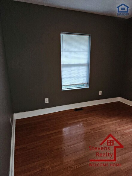 Building Photo - 912 W Scott Ave