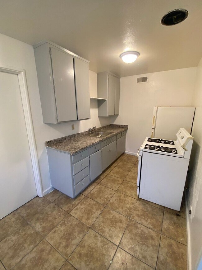 Building Photo - 4348 E Fairfax Ave