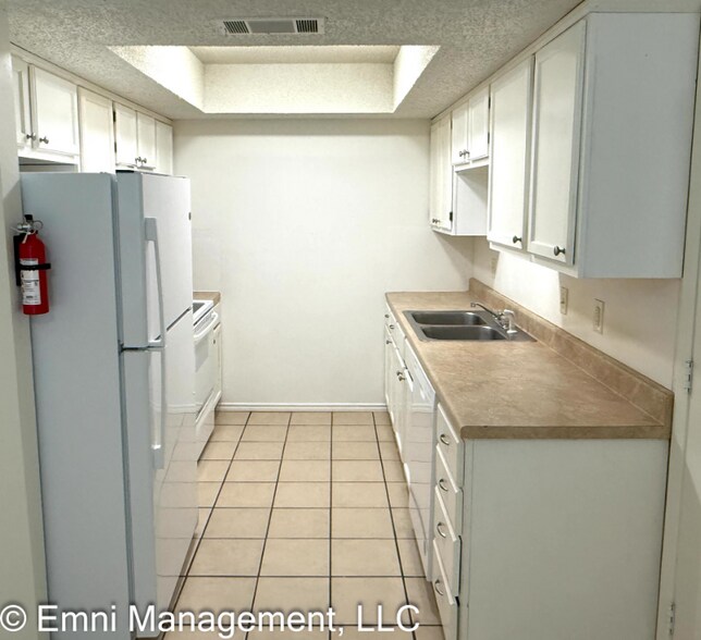 Building Photo - 2706 Jade Rd