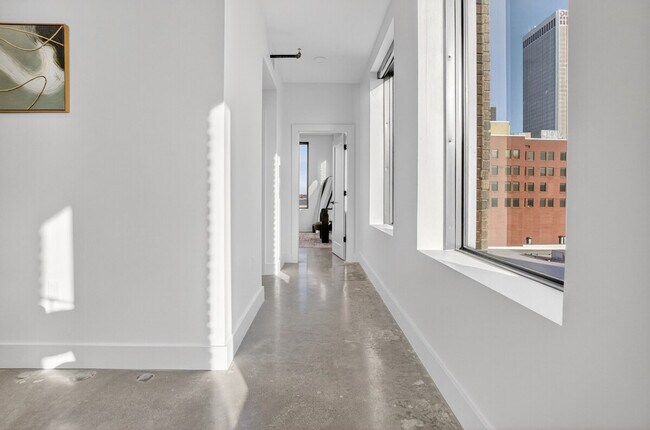 Building Photo - 100 W 5th St