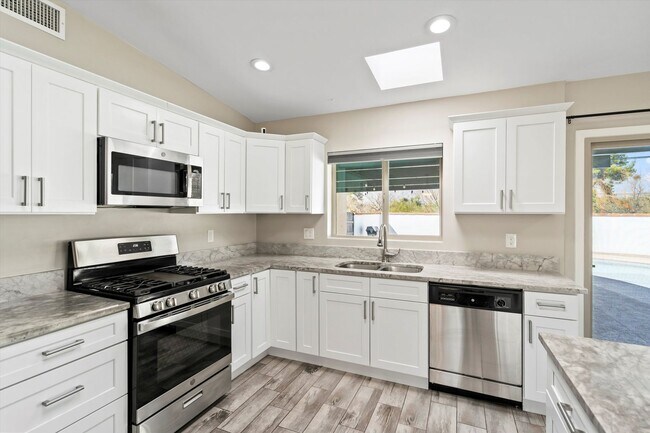 Building Photo - Charming home located in Indian Ridge Esta...