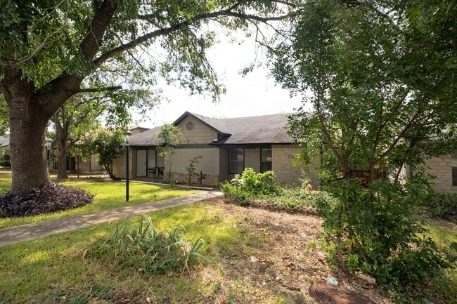 Building Photo - Updated 2 Bedroom, 1 Bath Duplex in a Grea...