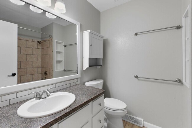 Building Photo - Students Welcome! Spacious 5 Bedroom Home in West Fort Collins