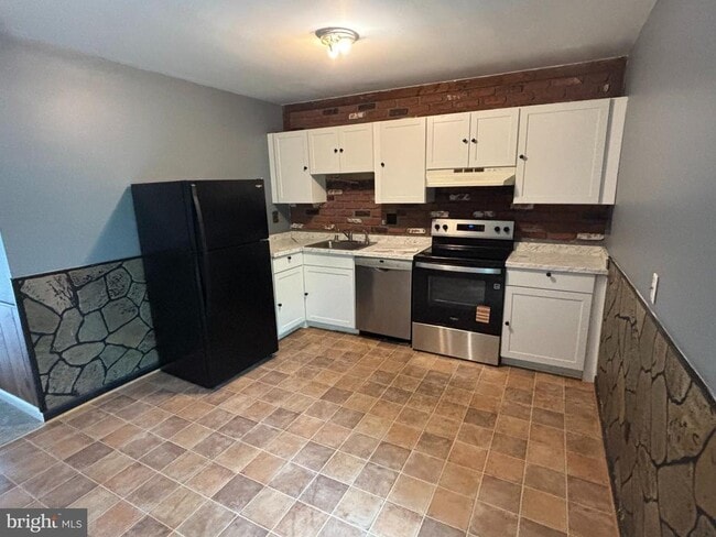 Building Photo - 46868 Rogers Dr