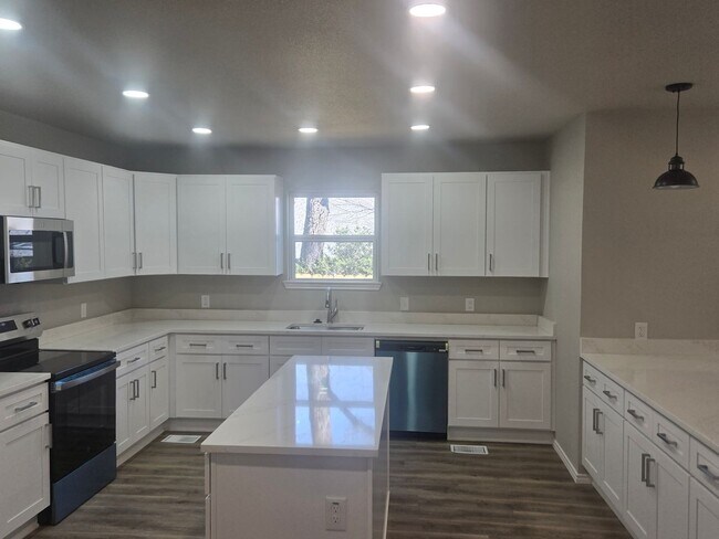 Building Photo - Newly remodeled 4 bedroom 3 full bath two story home located in the heart of Weatherford, TX
