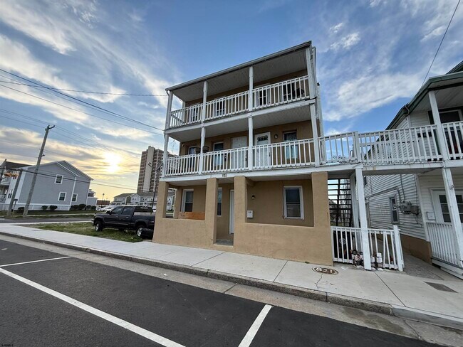 Building Photo - 821 Baltic Ave