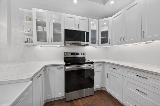 Building Photo - 6000 Sugar Hill Dr