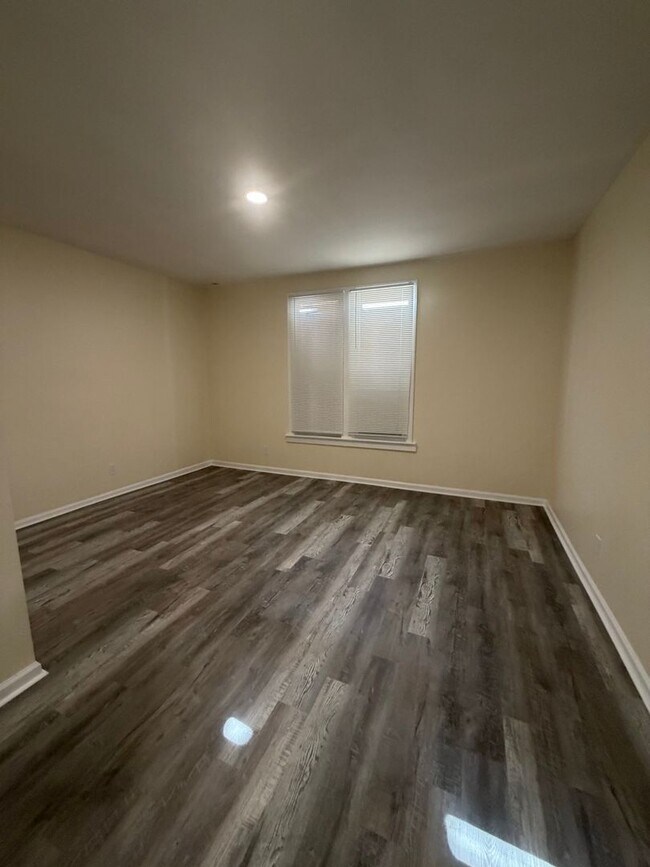 Building Photo - 5 Bedroom 2 full bath spacious home