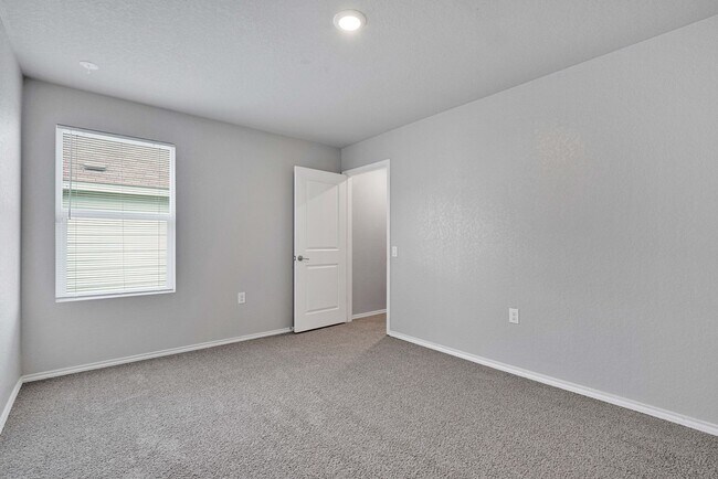 Building Photo - Charming 3 Bed 2 Bath Home in Mission Del Lago