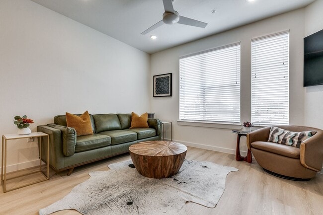 Building Photo - LUXURY 3-BEDROOM TOWNHOUSE AT GRAYSON HOUSE