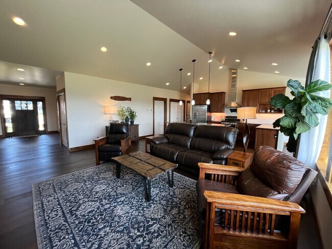 Building Photo - 4 Bedroom Home for Rent in West Bozeman! W...